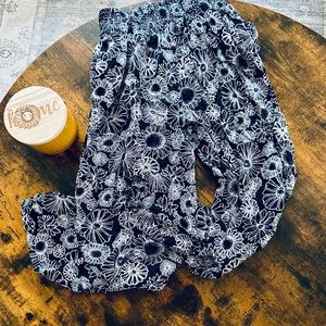 Black and white flower print S.O brand balloon pants from Kohls. Size XS